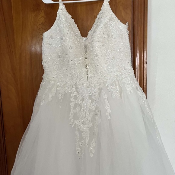 Wedding dress- never worn (other than pics) size XL! OPEN TO OFFERS - Picture 5 of 6